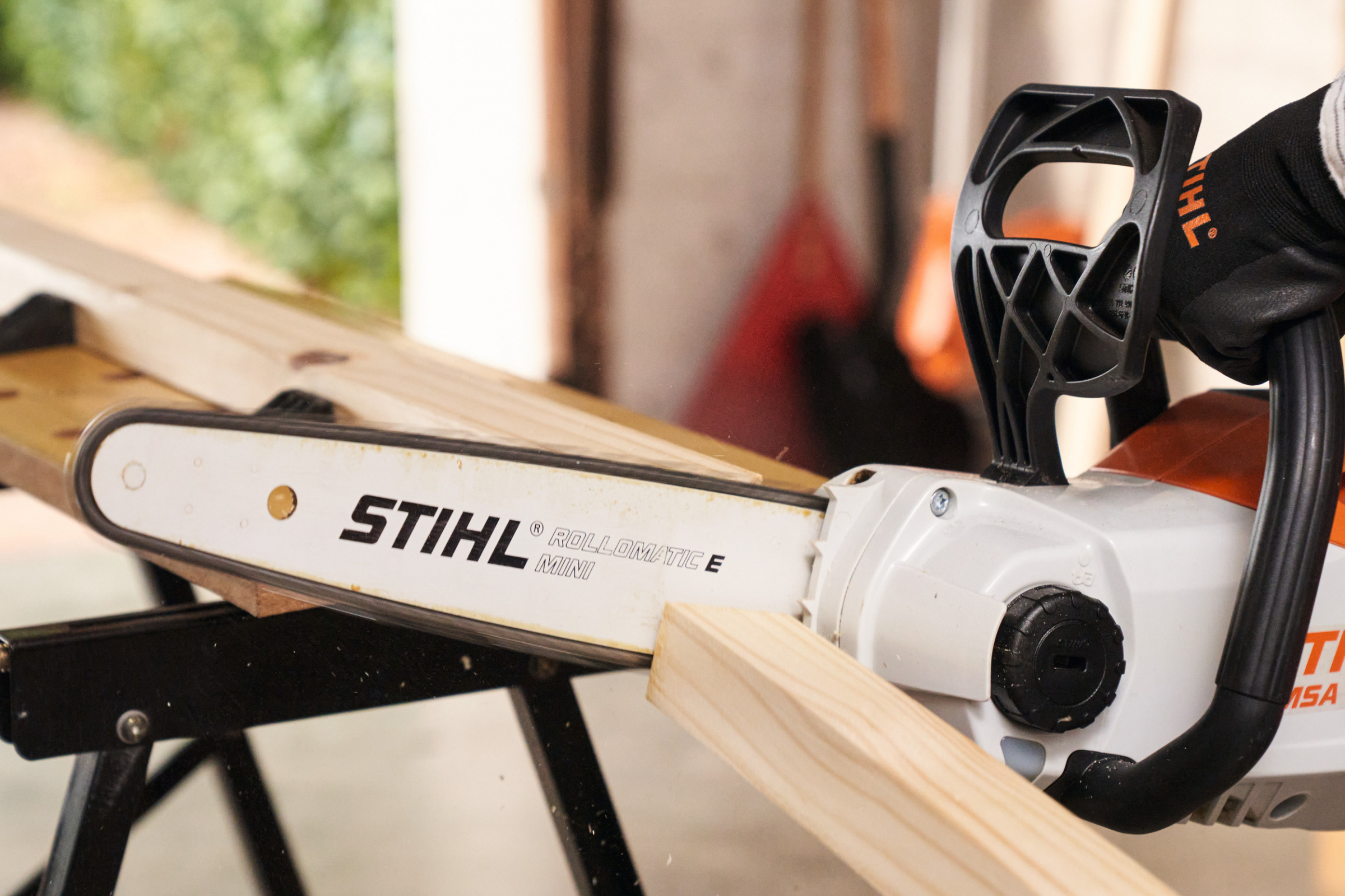 Pilarka akumulatorowa STIHL podczas cięcia drewna